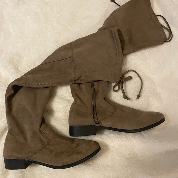 Long faux side knee high boots. Size 7.5 - Picture 3 of 6